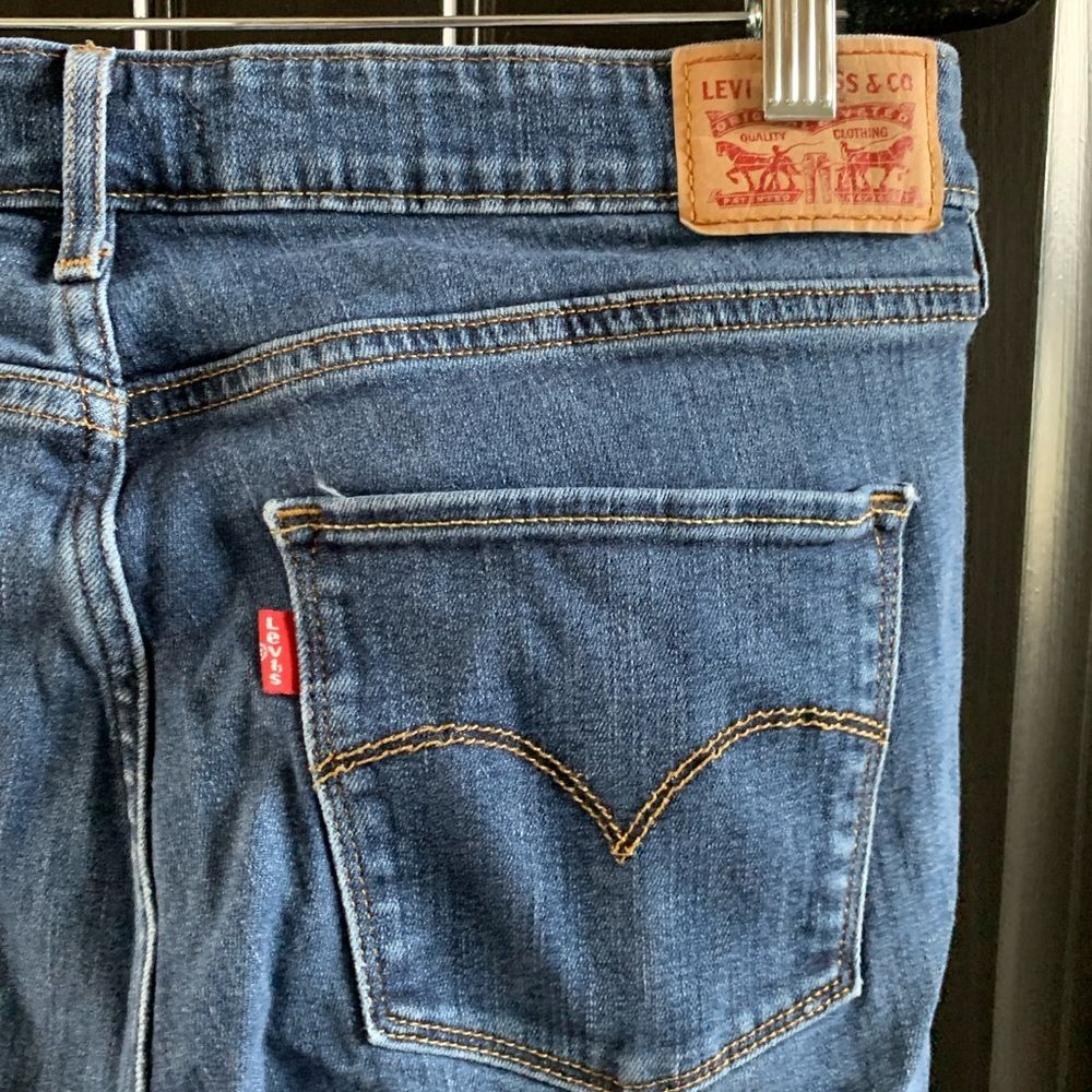 Levi's 721 High Rise Skinny Medium Wash Jeans | SIze 33 - Picture 2 of 4